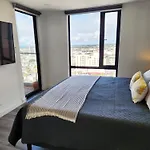 Downtown Apartment With Balcony City View, Gym & Lounge