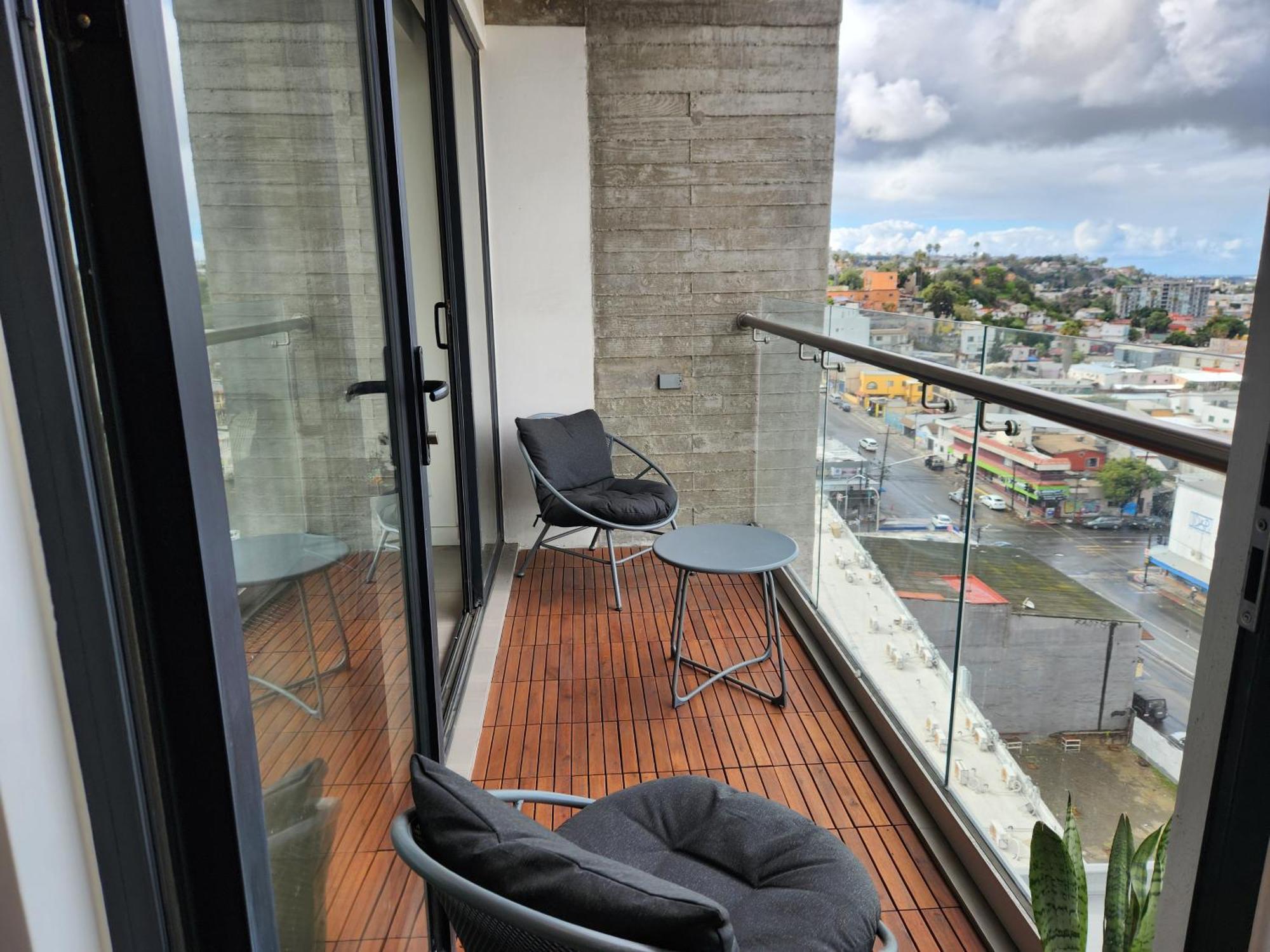 Downtown With Balcony City View, Gym & Lounge *