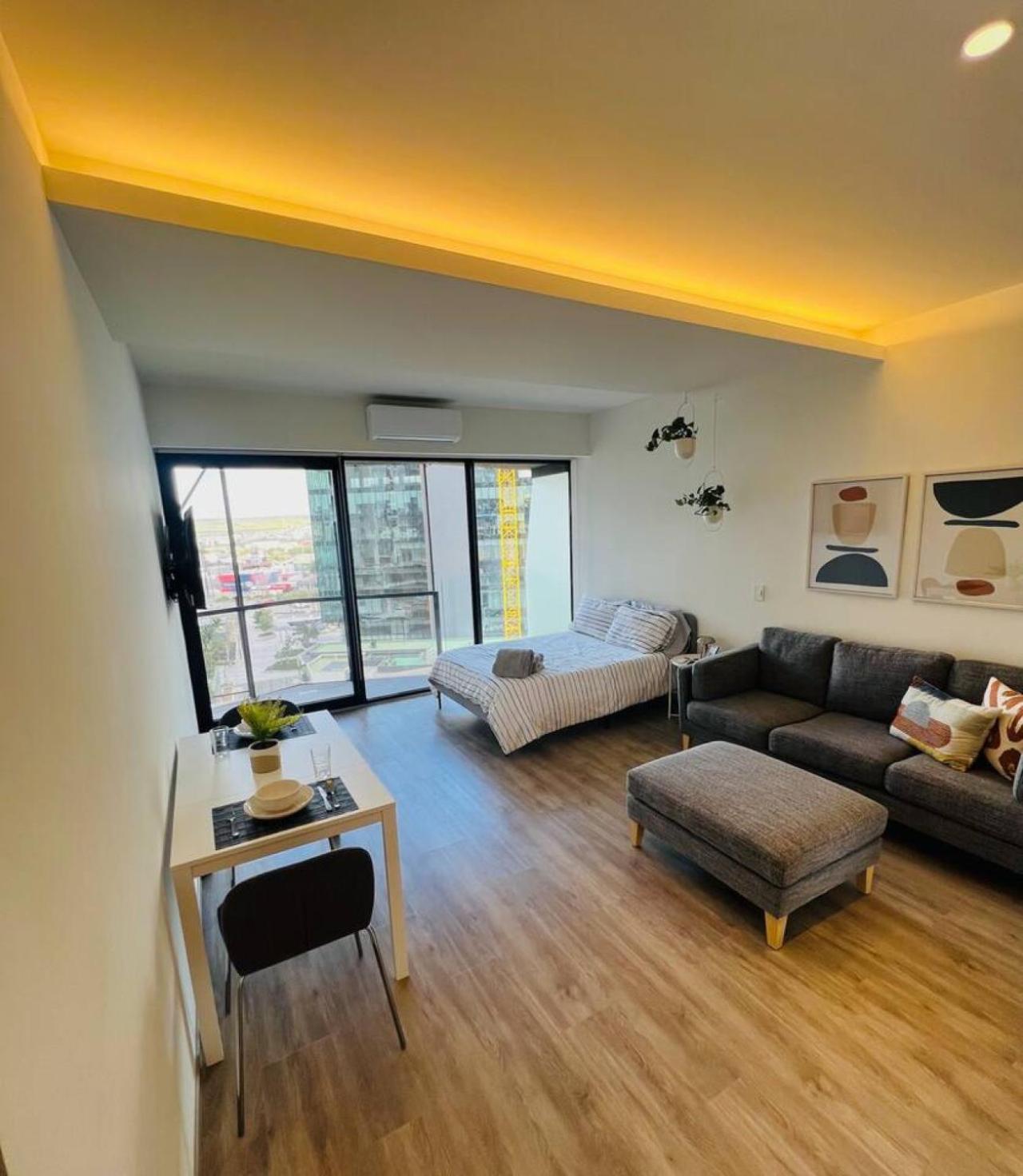Perfect Gataway Centrally Located In Apartment *