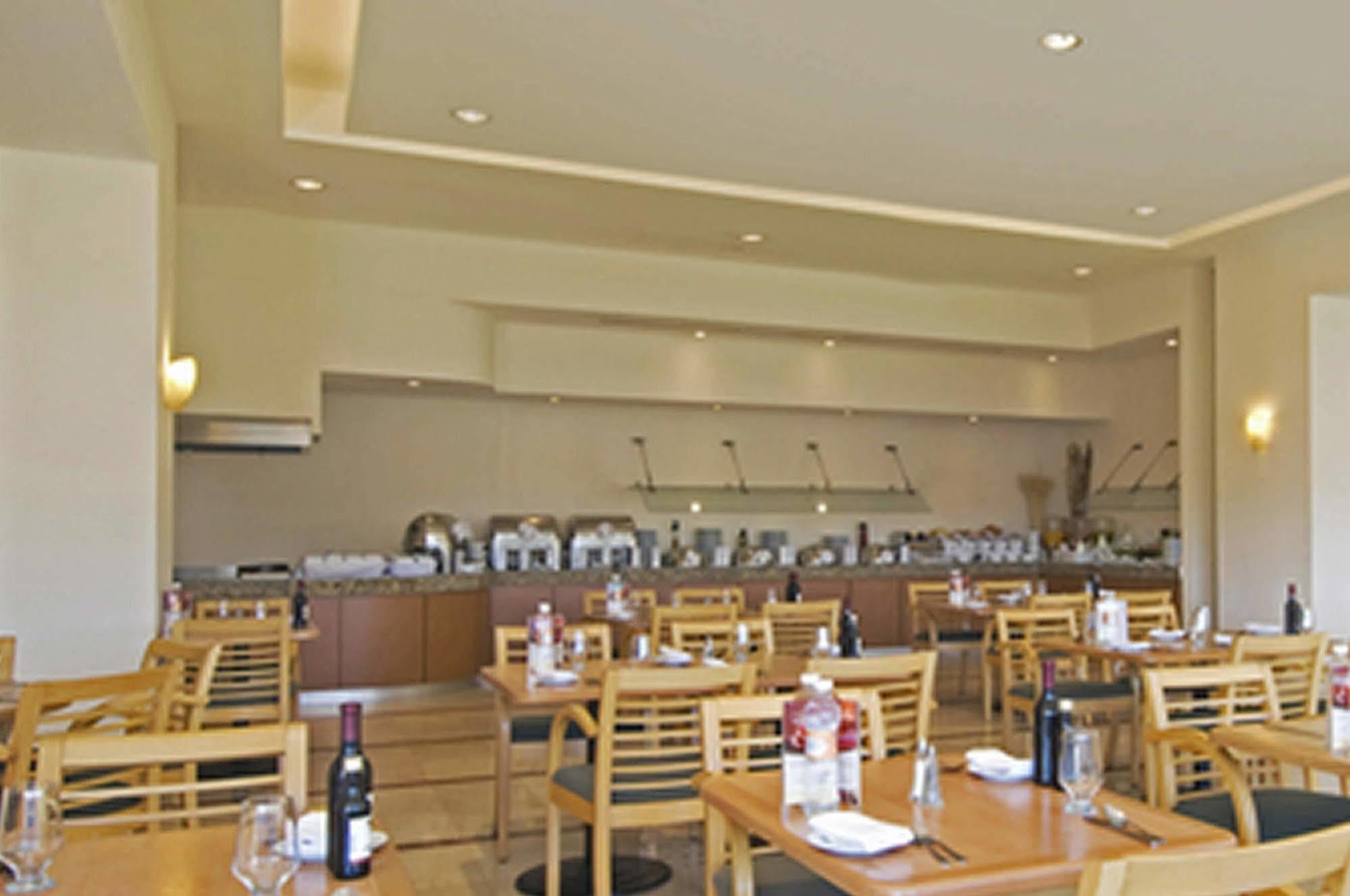 Fiesta Otay Aeropuerto Hotel 4*